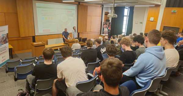 Moudrá síť: Studenti pomáhali seniorům ovládnout moderní technologie
