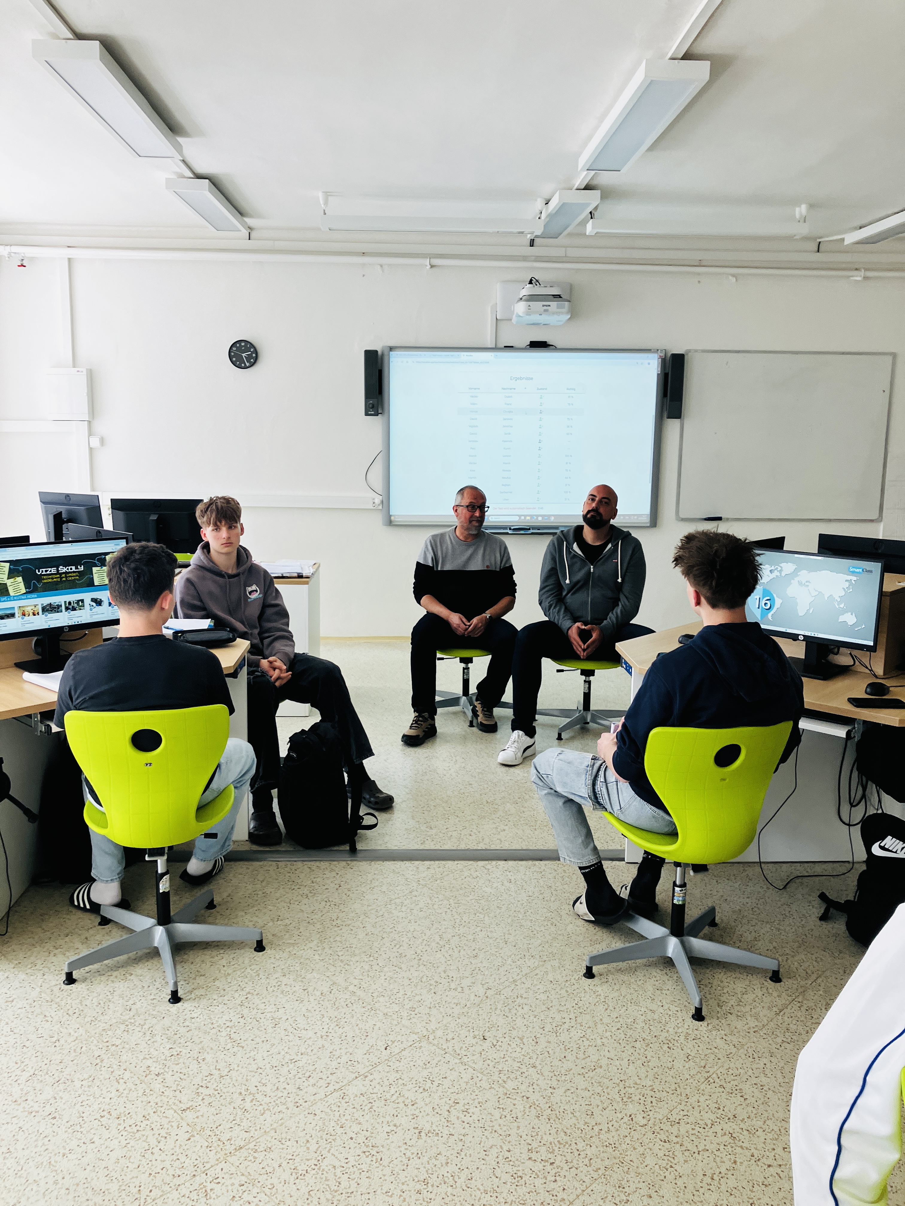 Školou zněla španělština