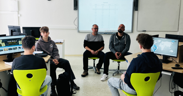 Školou zněla španělština