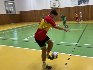 Matěj zpracovává míč levačkou